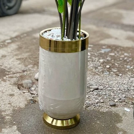 خرید گلدان فلزی رویه مخمل سفید دور طلایی