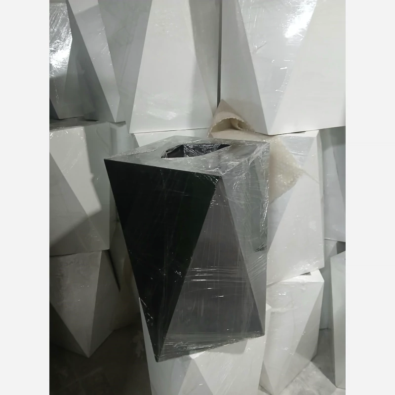 خرید گلدان مشکی فایبر گلس