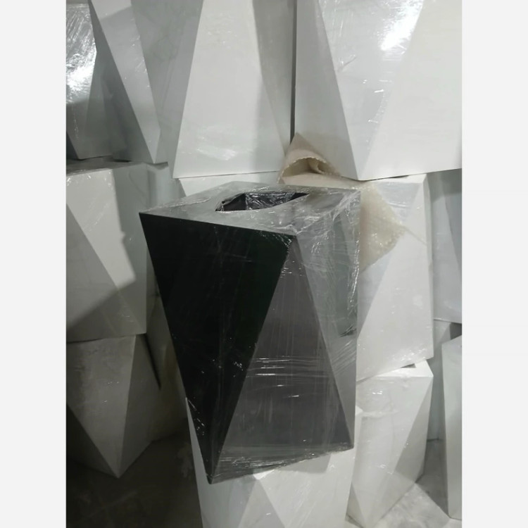 خرید گلدان مشکی فایبر گلس